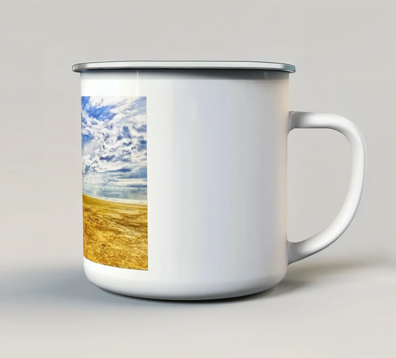 Beach and Blue Sky – A Perfect Coastal Escape tazza in smalto da Curious Collections by Marielle Leenders