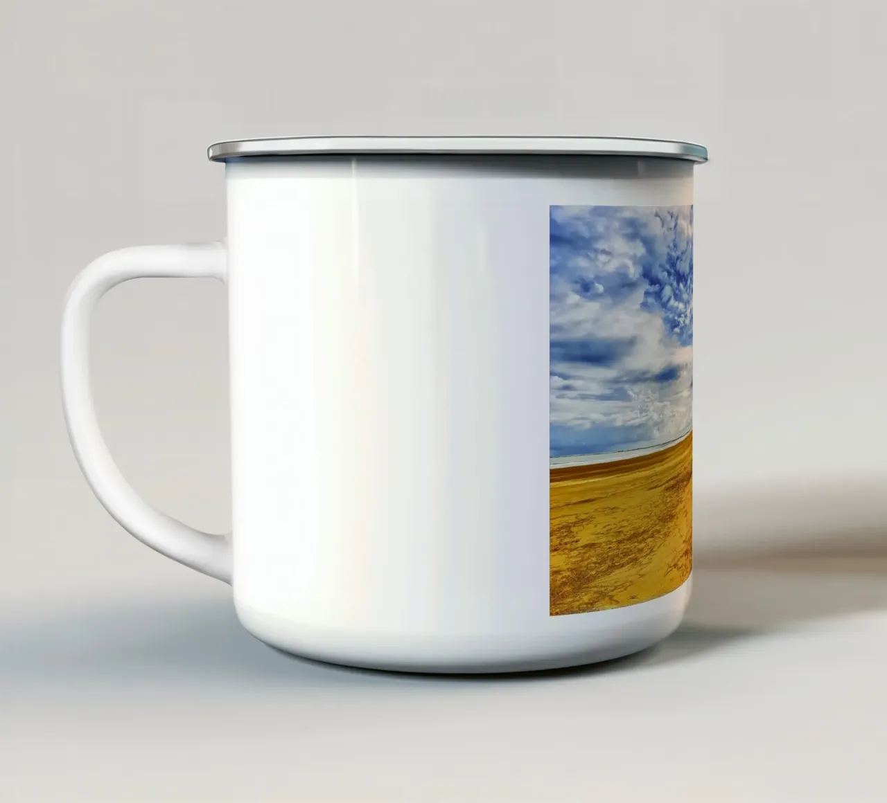 Beach and Blue Sky – A Perfect Coastal Escape tazza in smalto da Curious Collections by Marielle Leenders