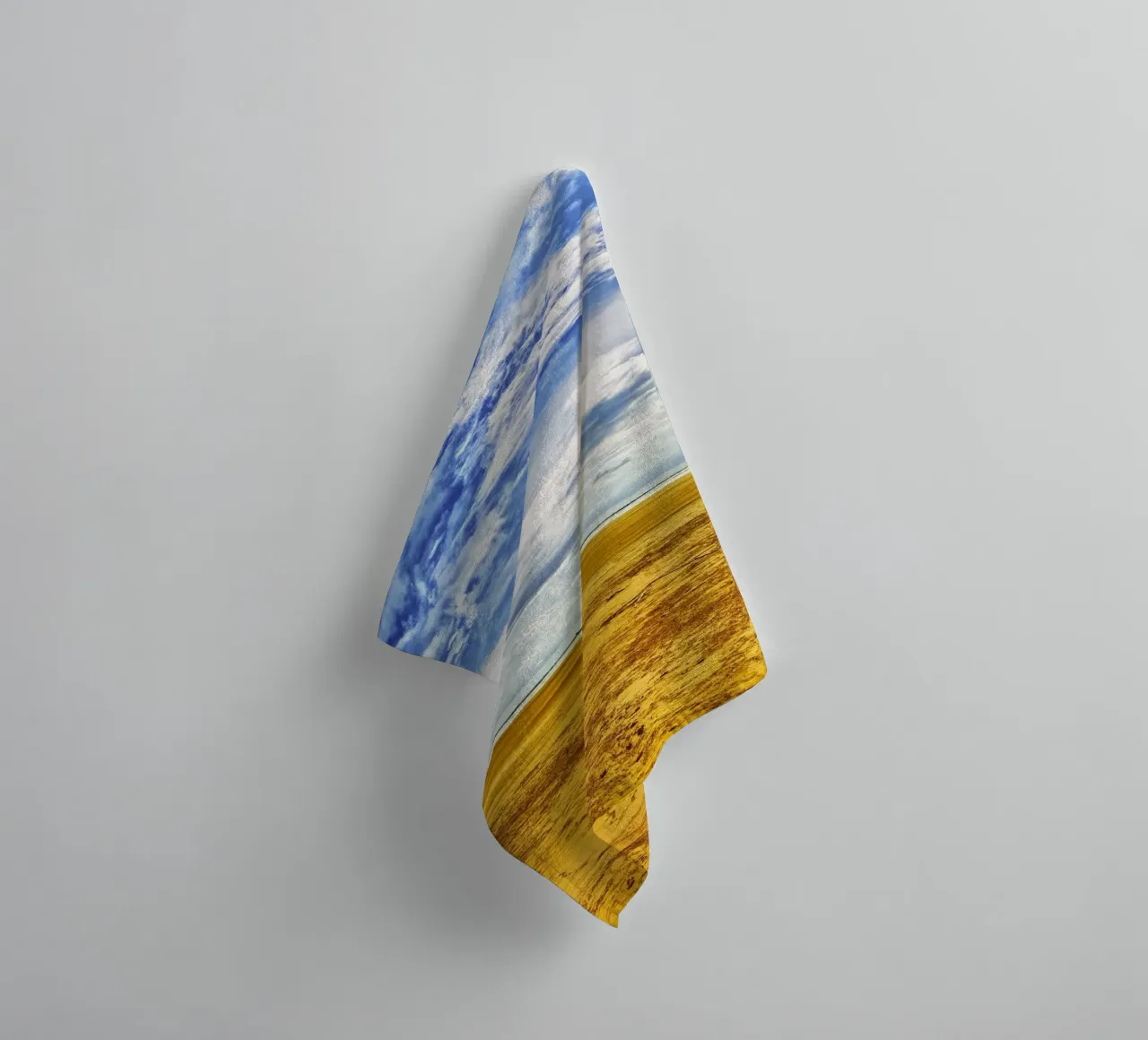 Beach and Blue Sky – A Perfect Coastal Escape asciugamano da bagno da Curious Collections by Marielle Leenders