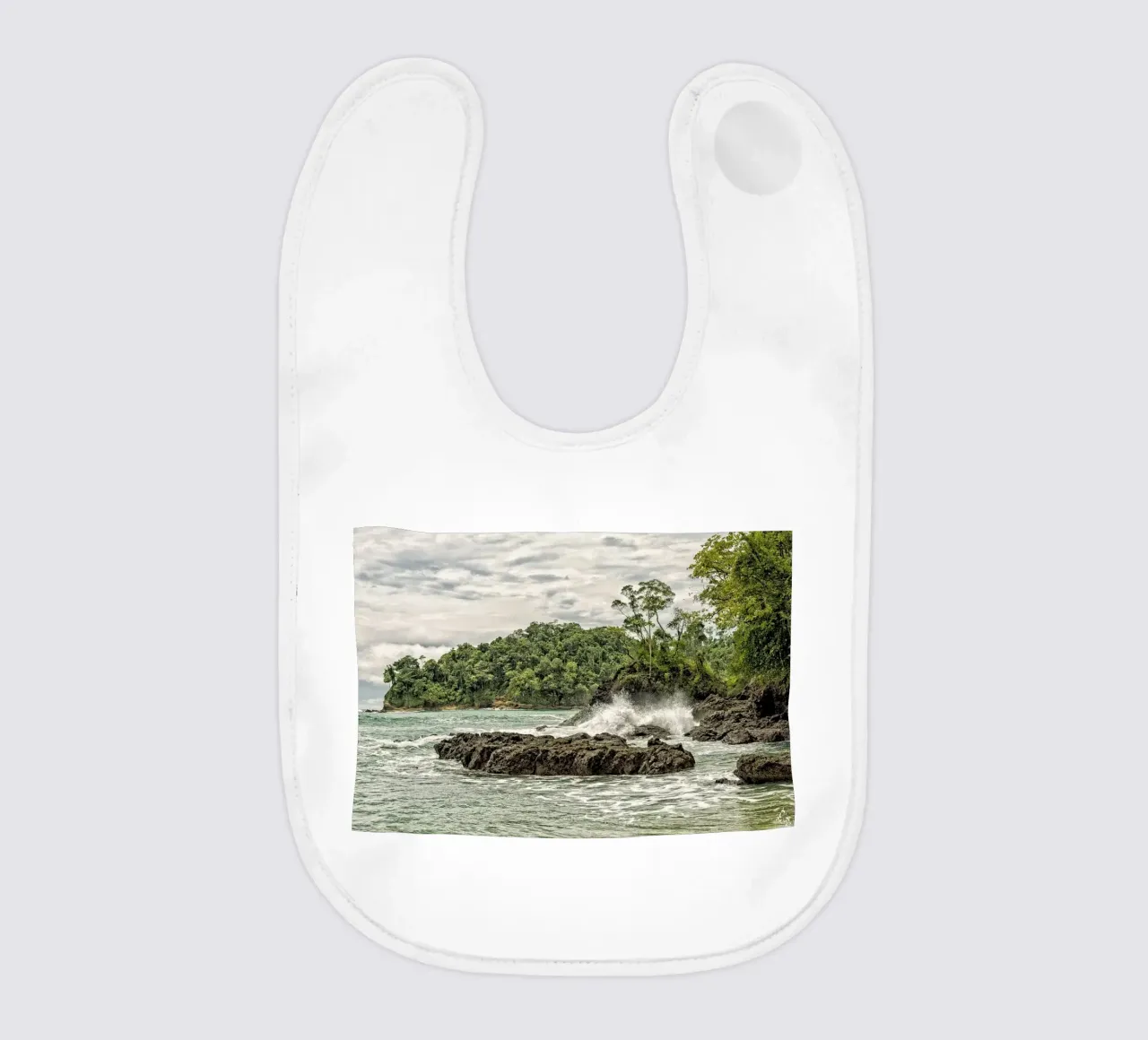 Rugged Jungle Coastline – Where Wilderness Meets the Sea Babylätzchen von Curious Collections by Marielle Leenders