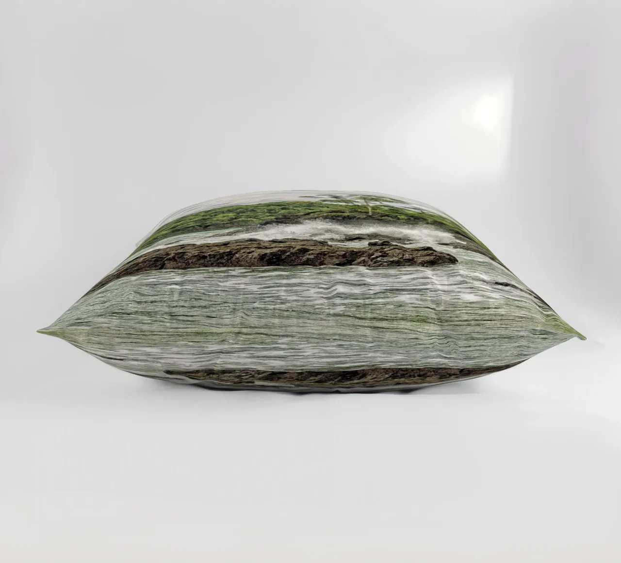 Rugged Jungle Coastline – Where Wilderness Meets the Sea cuscino da Curious Collections by Marielle Leenders