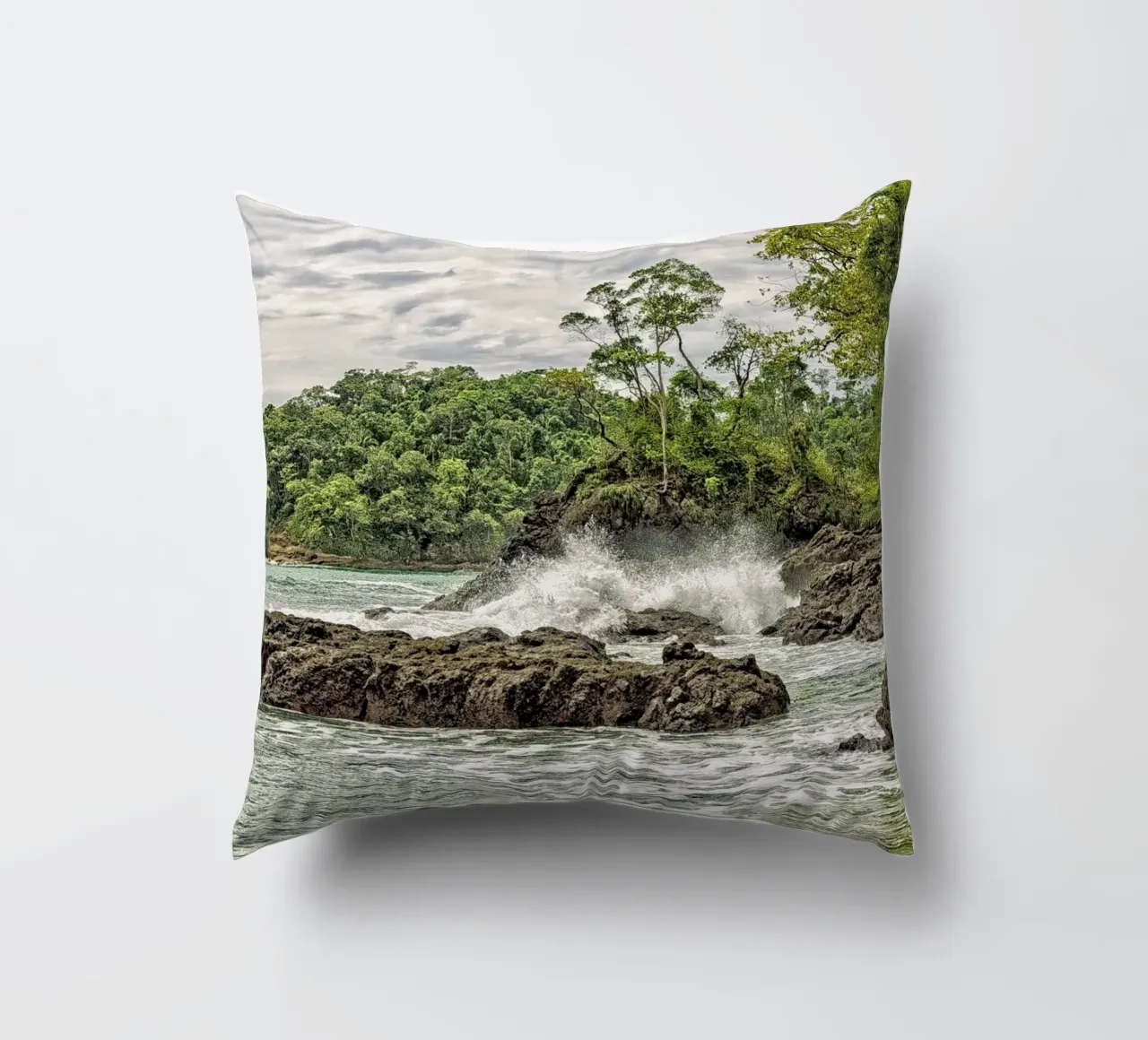 Rugged Jungle Coastline – Where Wilderness Meets the Sea cuscino da Curious Collections by Marielle Leenders