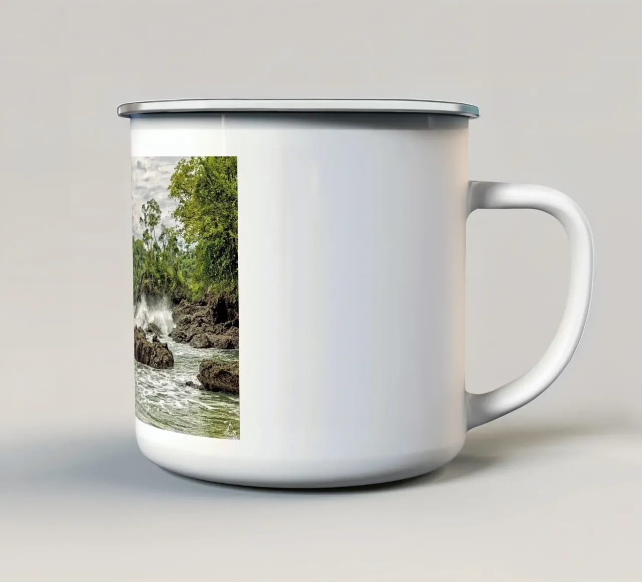 Rugged Jungle Coastline – Where Wilderness Meets the Sea tazza in smalto da Curious Collections by Marielle Leenders