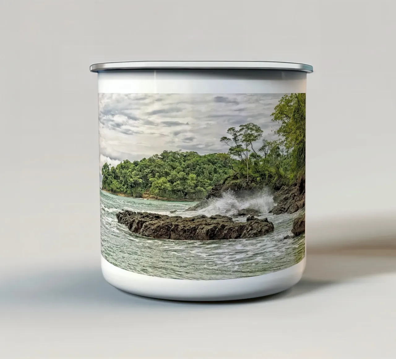Rugged Jungle Coastline – Where Wilderness Meets the Sea tazza in smalto da Curious Collections by Marielle Leenders
