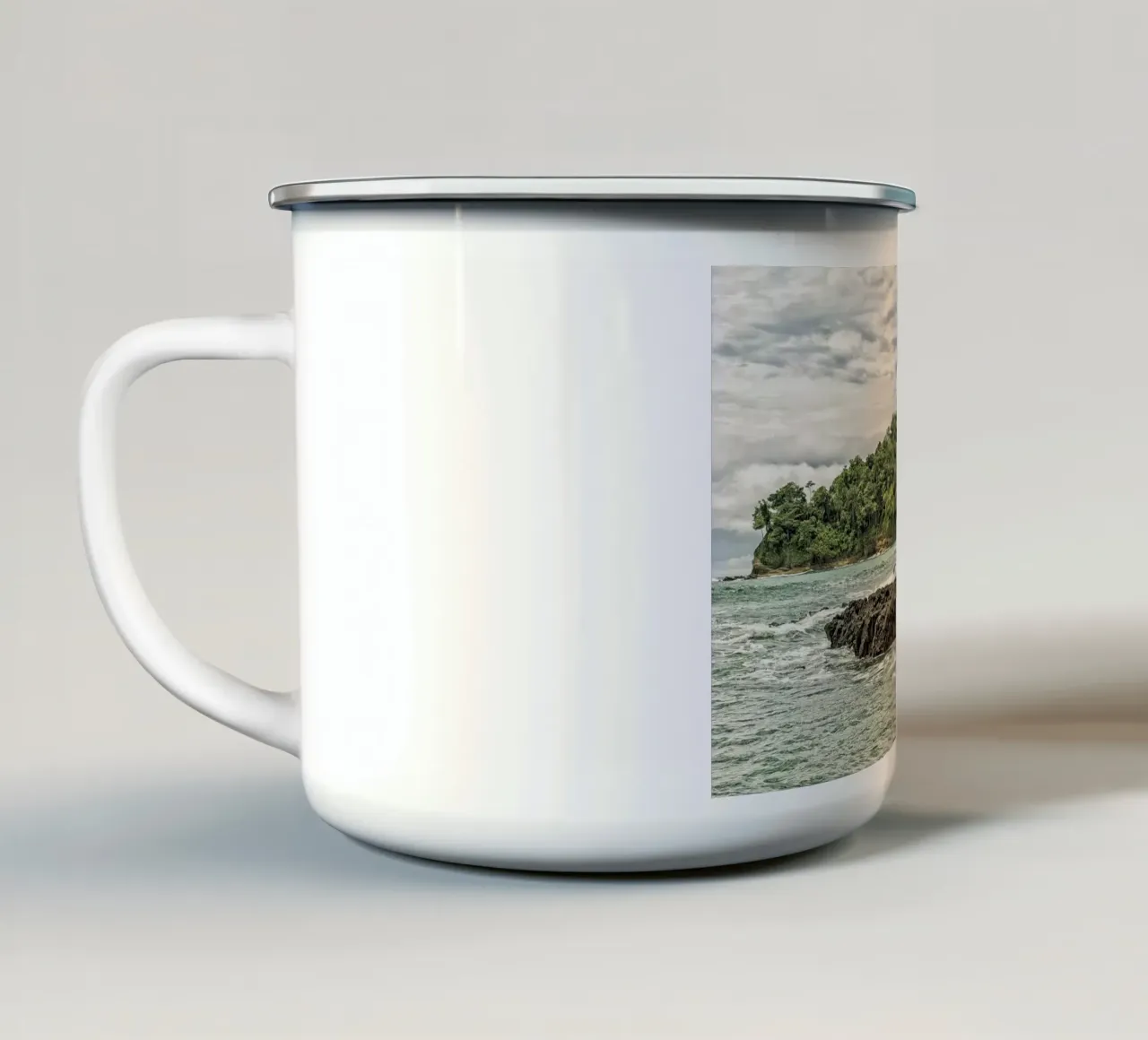 Rugged Jungle Coastline – Where Wilderness Meets the Sea tazza in smalto da Curious Collections by Marielle Leenders