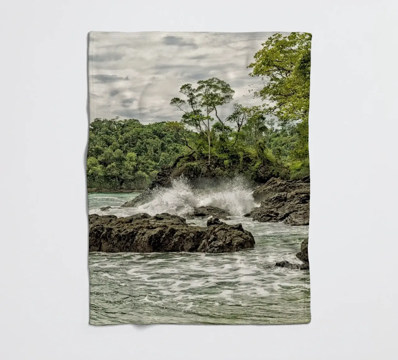 Rugged Jungle Coastline – Where Wilderness Meets the Sea coperta in pile da Curious Collections by Marielle Leenders