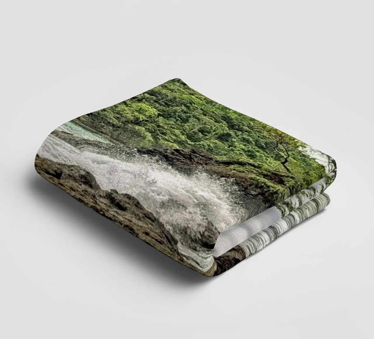 Rugged Jungle Coastline – Where Wilderness Meets the Sea asciugamano da bagno da Curious Collections by Marielle Leenders