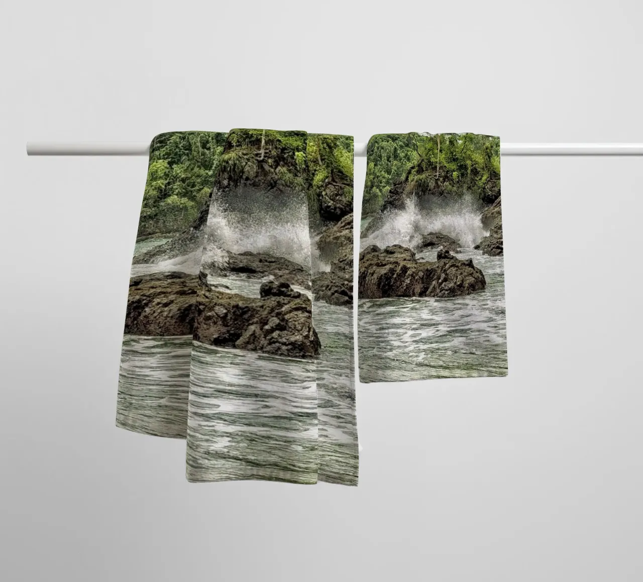 Rugged Jungle Coastline – Where Wilderness Meets the Sea asciugamano da bagno da Curious Collections by Marielle Leenders