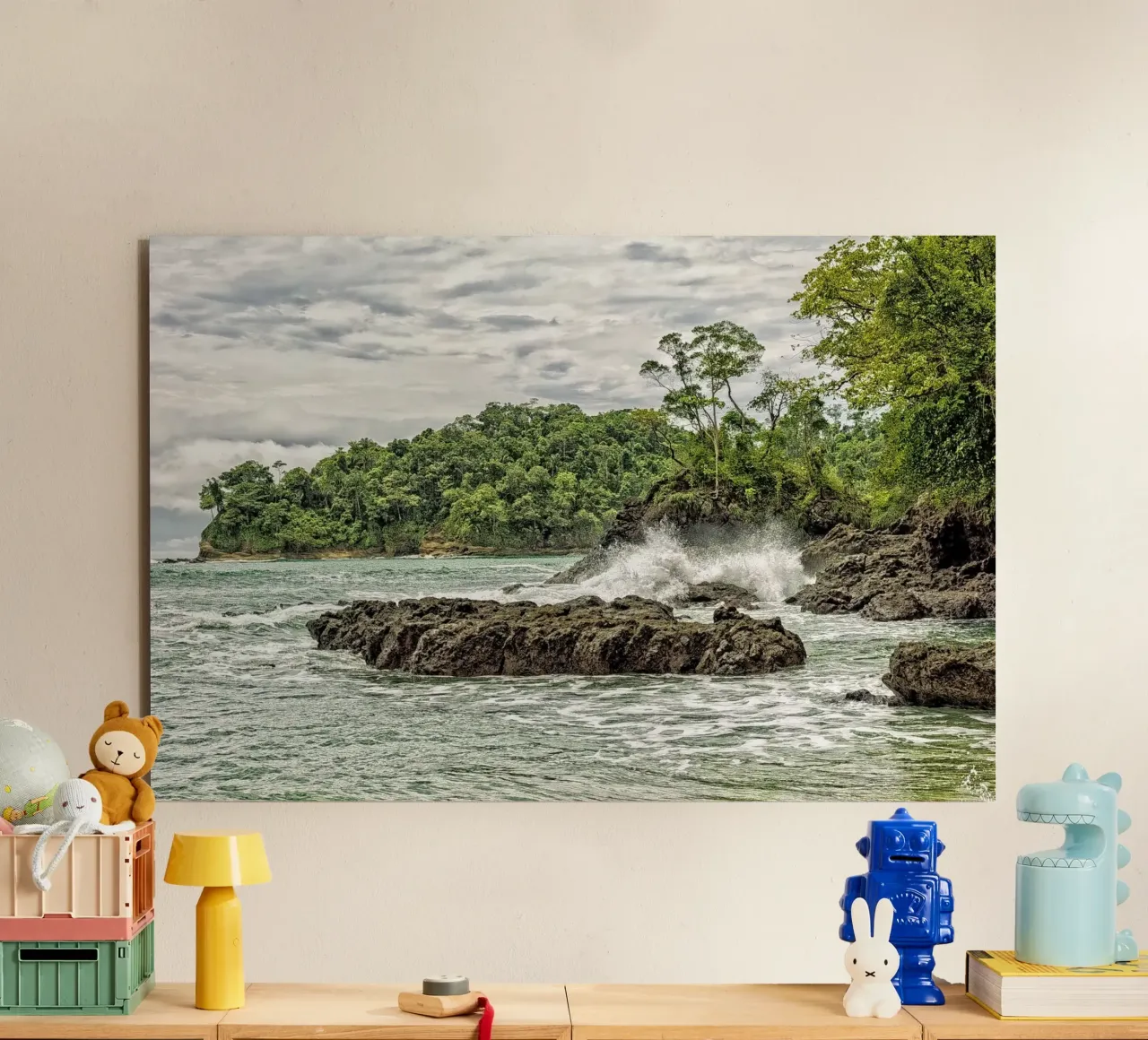 Rugged Jungle Coastline – Where Wilderness Meets the Sea alluminio dibond da Curious Collections by Marielle Leenders