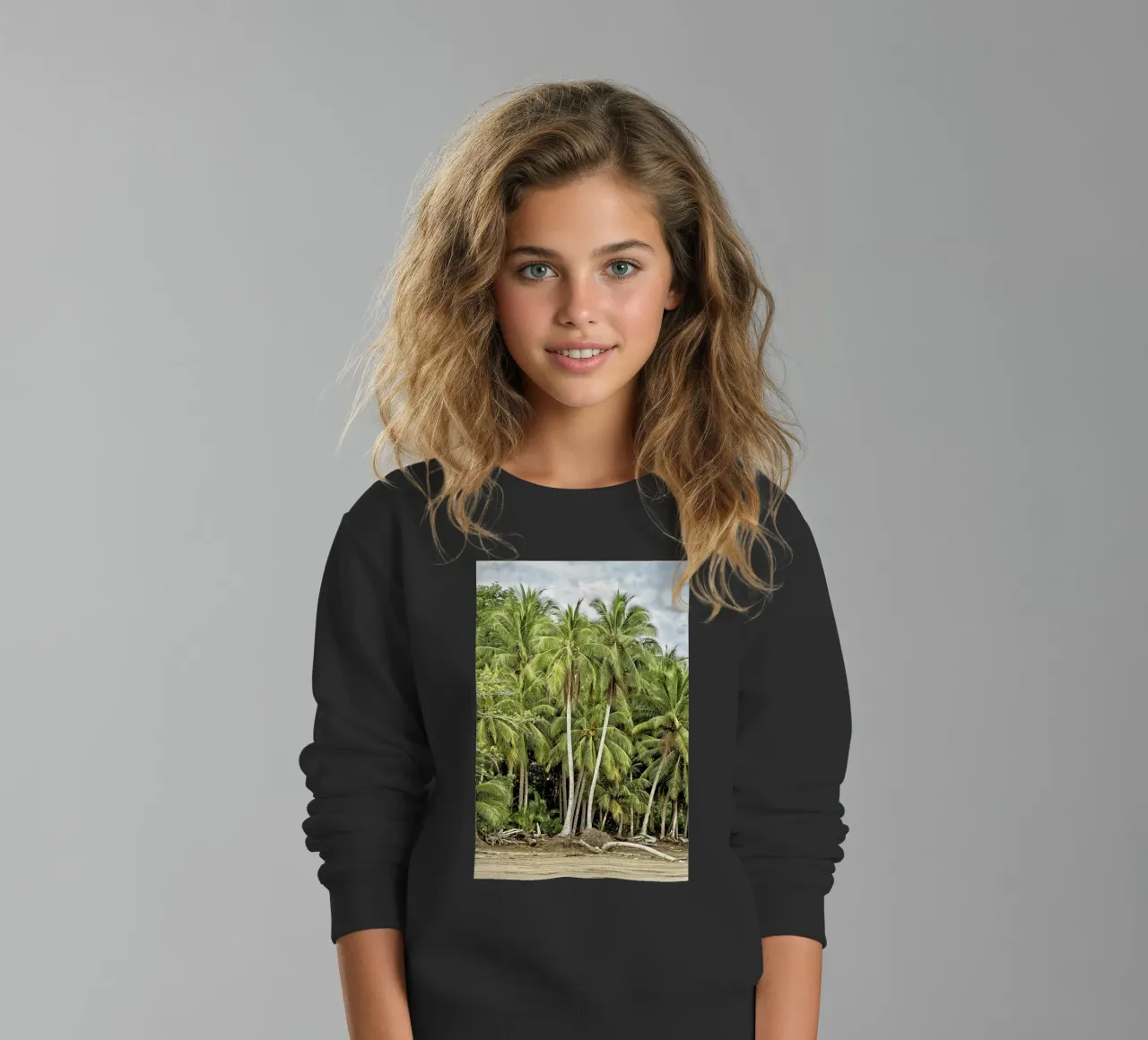 Palm Trees on the Shore – A Tropical Paradise Awaits felpa bambino da Curious Collections by Marielle Leenders