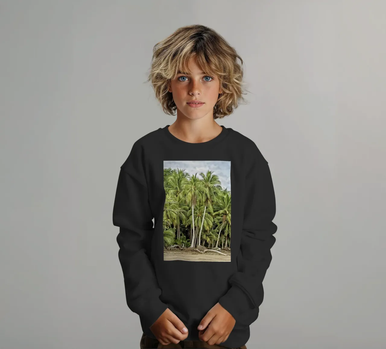 Palm Trees on the Shore – A Tropical Paradise Awaits felpa bambino da Curious Collections by Marielle Leenders