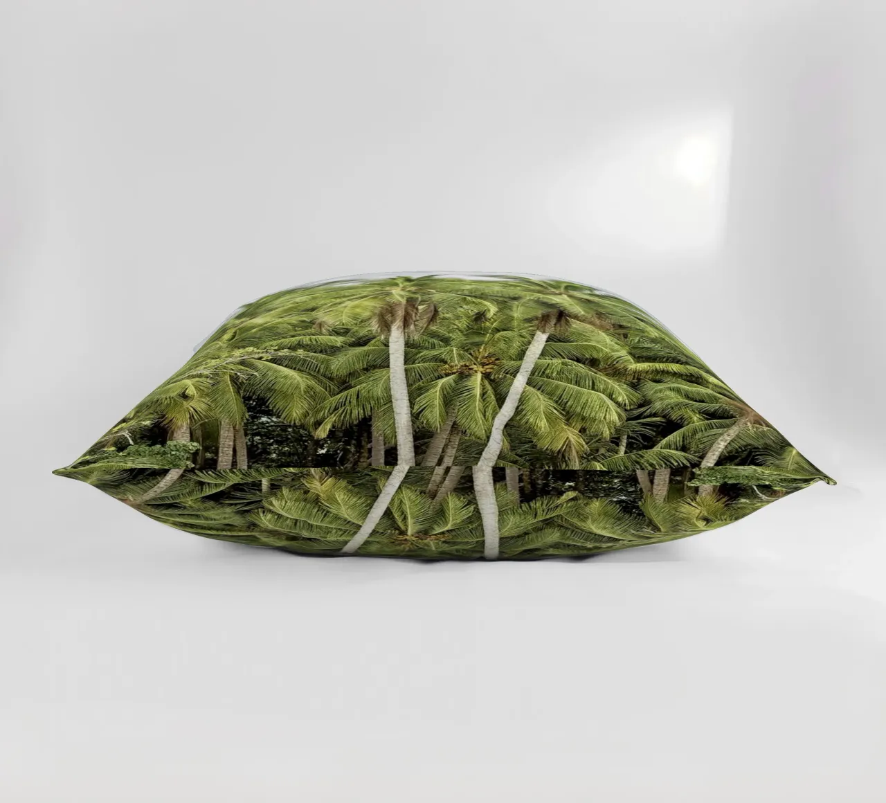 Palm Trees on the Shore – A Tropical Paradise Awaits cuscino da Curious Collections by Marielle Leenders