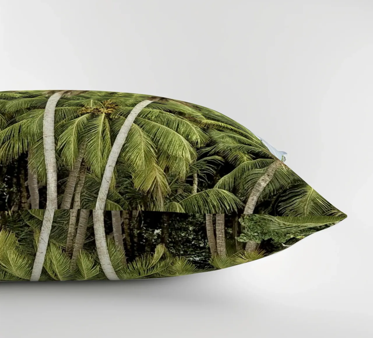 Palm Trees on the Shore – A Tropical Paradise Awaits cuscino da Curious Collections by Marielle Leenders