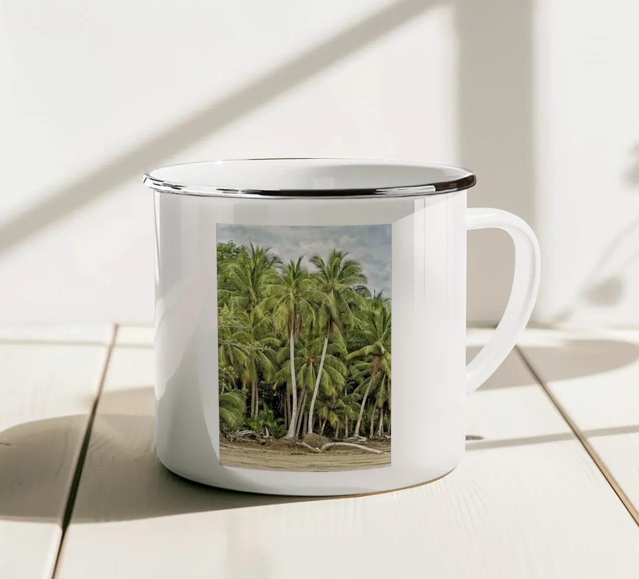Palm Trees on the Shore – A Tropical Paradise Awaits tazza in smalto da Curious Collections by Marielle Leenders