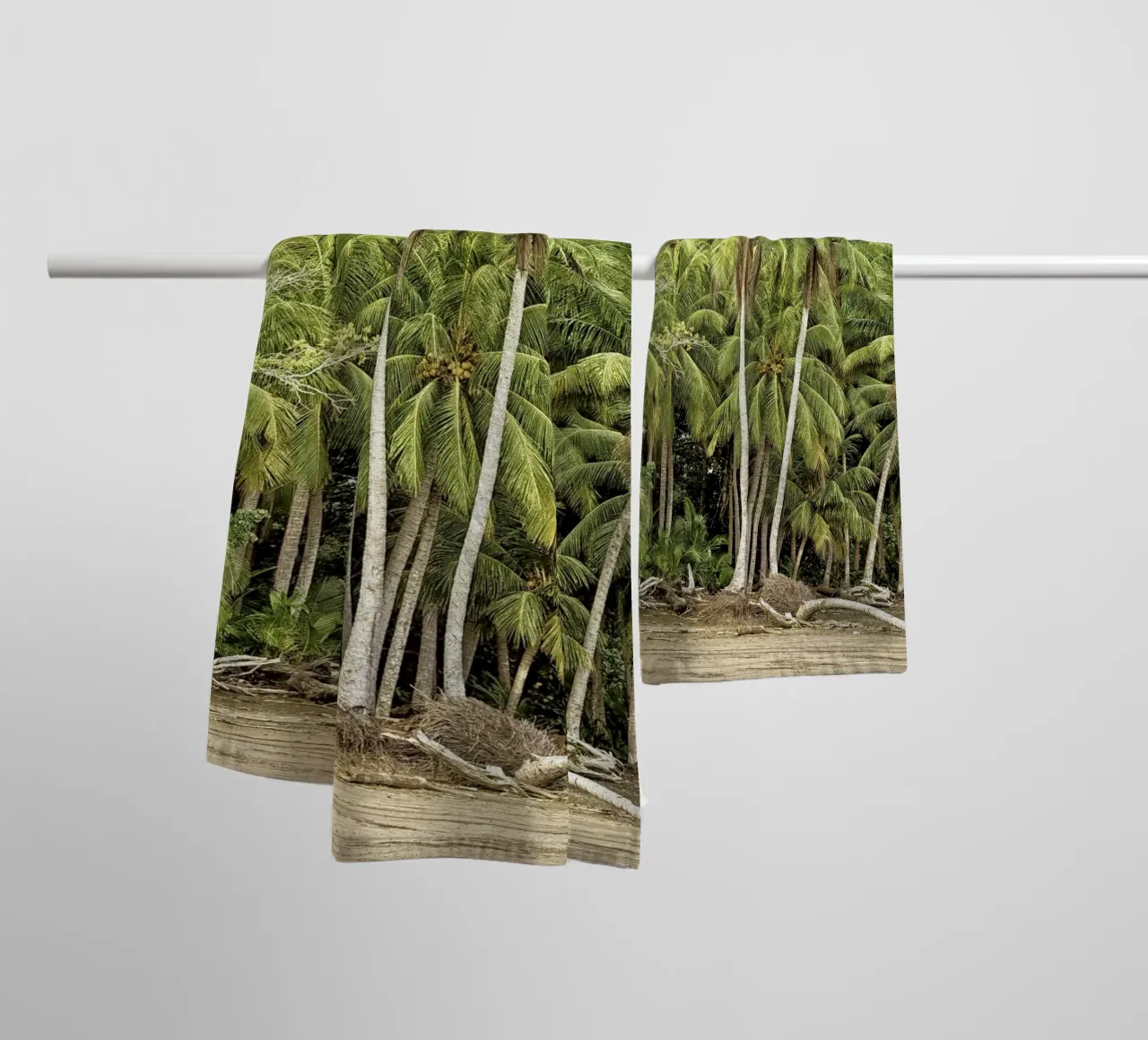 Palm Trees on the Shore – A Tropical Paradise Awaits asciugamano da bagno da Curious Collections by Marielle Leenders