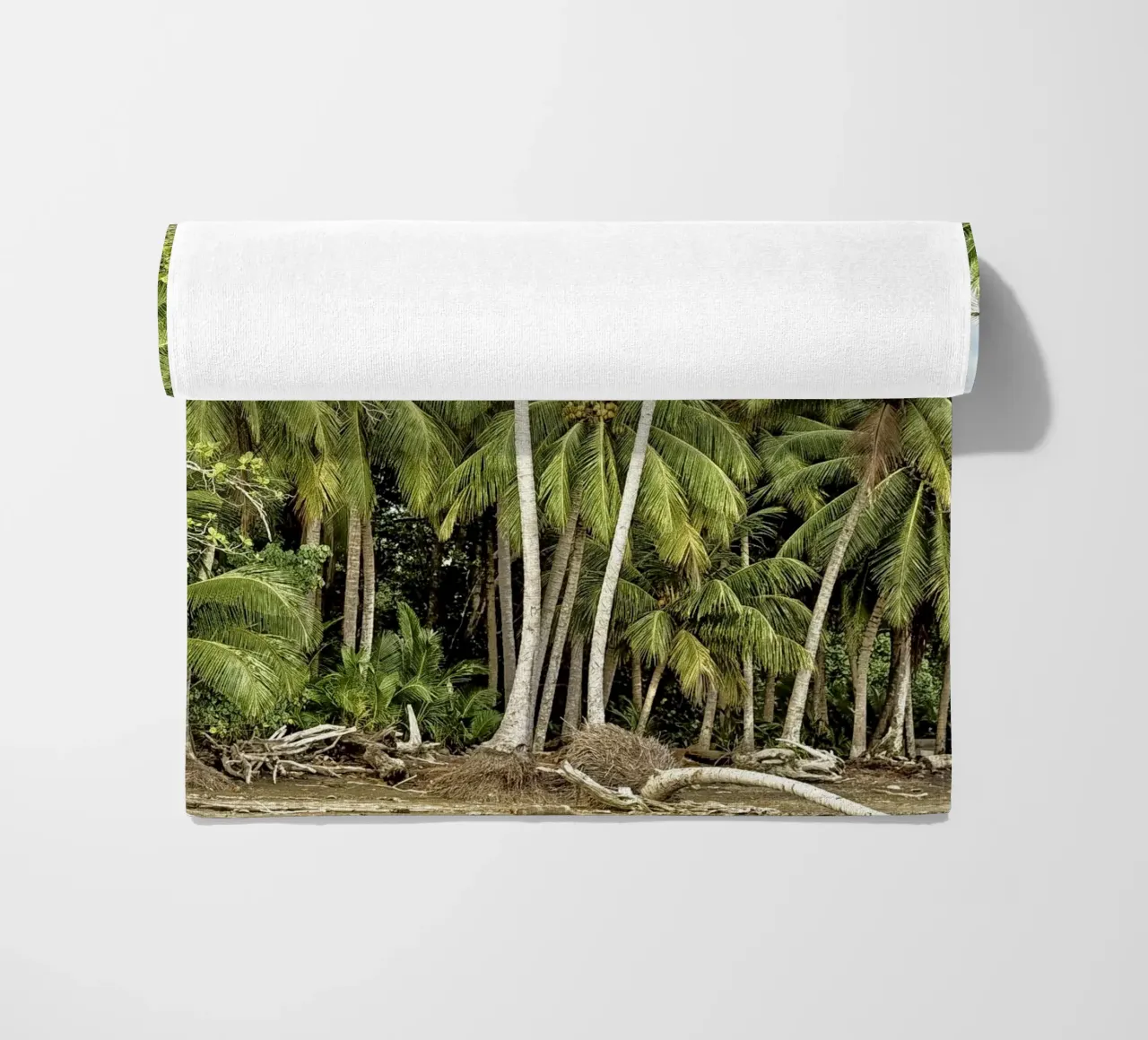 Palm Trees on the Shore – A Tropical Paradise Awaits telo mare da Curious Collections by Marielle Leenders