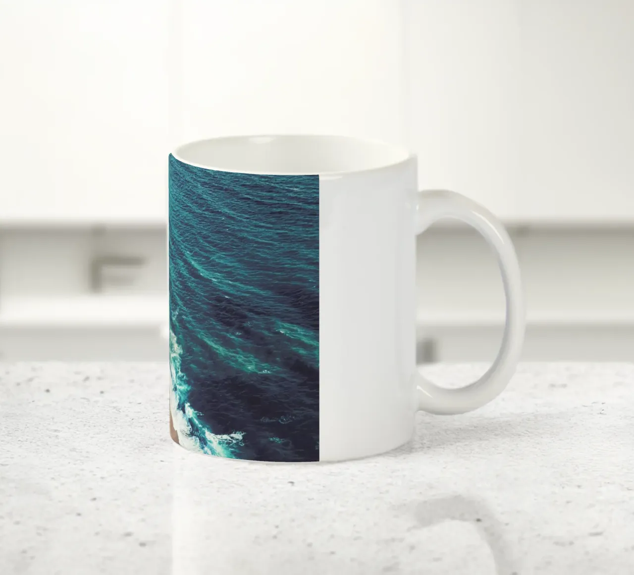 Nazare Beach tazza in ceramica da Ingrid Beddoes