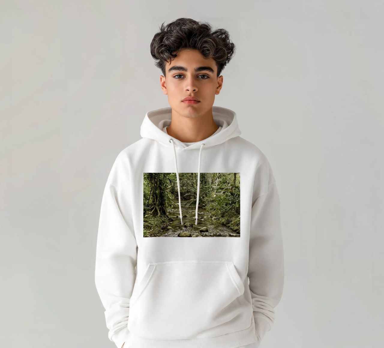 Jungle Stream – A Serene Oasis in the Wilderness felpa con cappuccio da Curious Collections by Marielle Leenders