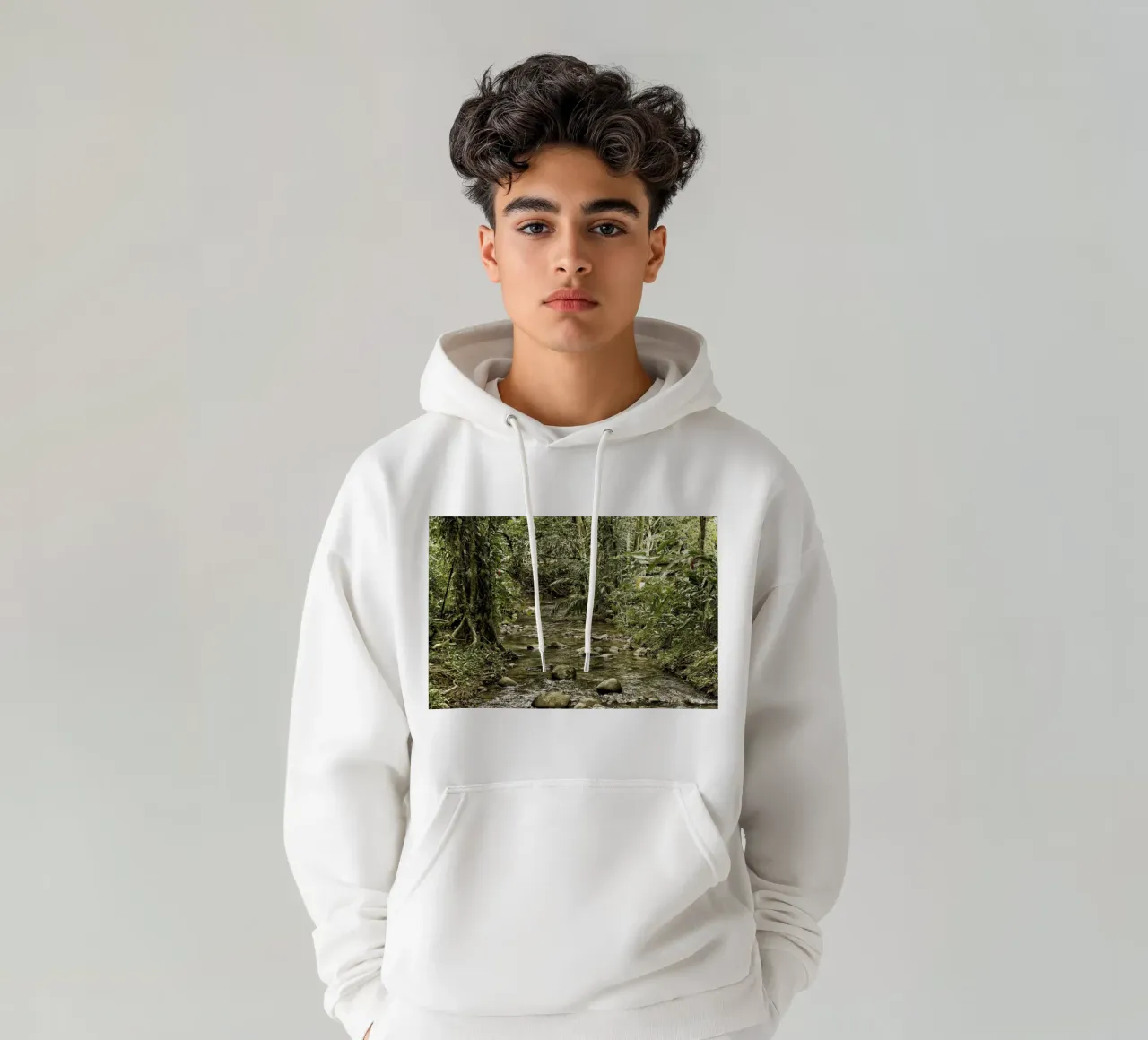 Jungle Stream – A Serene Oasis in the Wilderness felpa con cappuccio da Curious Collections by Marielle Leenders