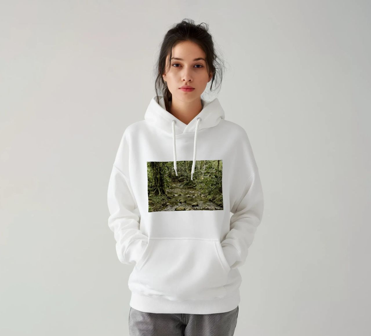 Jungle Stream – A Serene Oasis in the Wilderness felpa con cappuccio da Curious Collections by Marielle Leenders