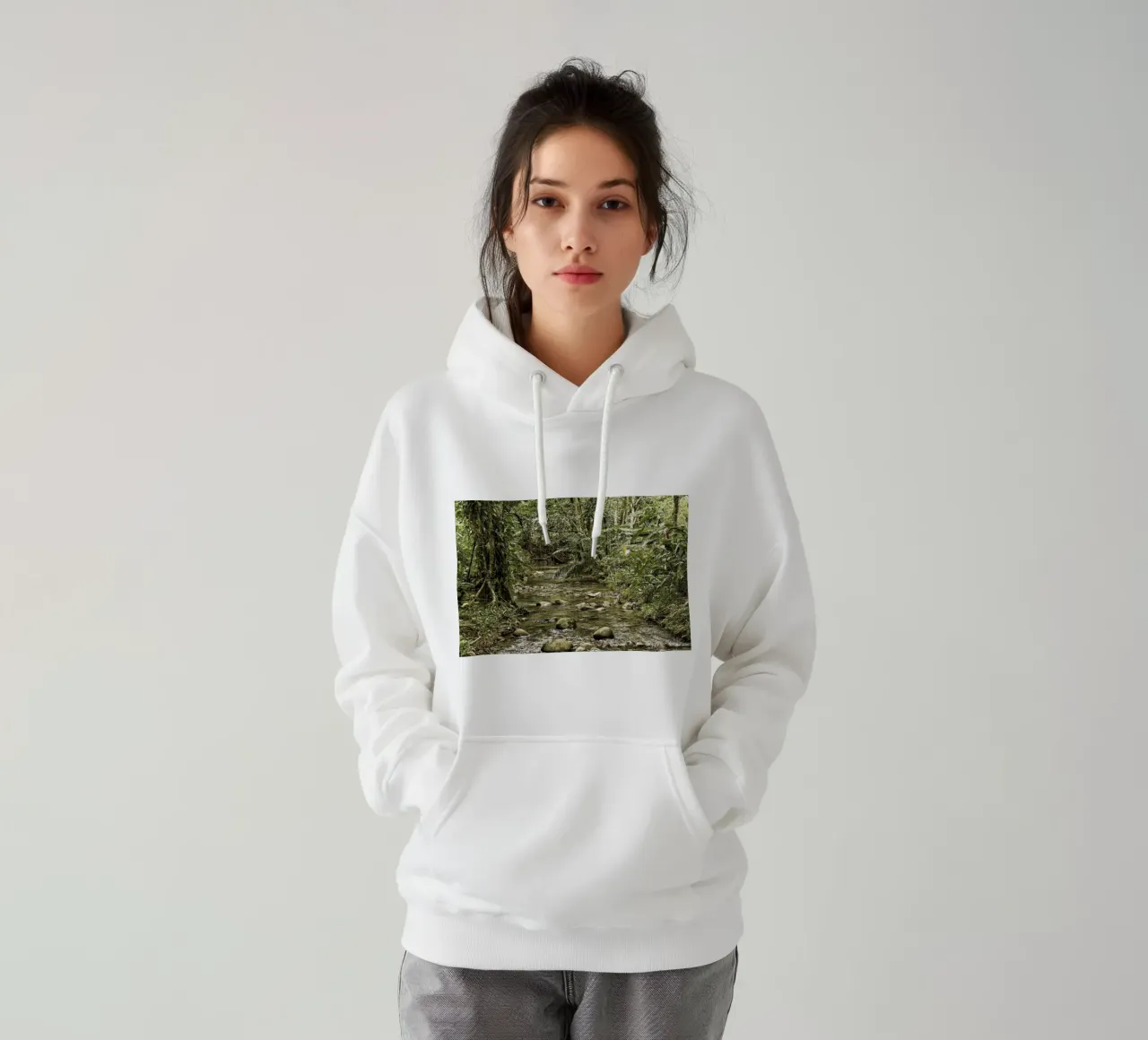 Jungle Stream – A Serene Oasis in the Wilderness felpa con cappuccio da Curious Collections by Marielle Leenders