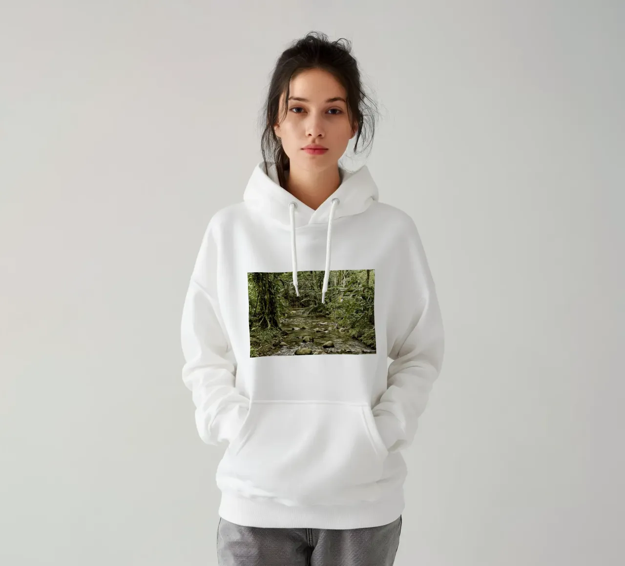 Jungle Stream – A Serene Oasis in the Wilderness sudadera con capucha de Curious Collections by Marielle Leenders