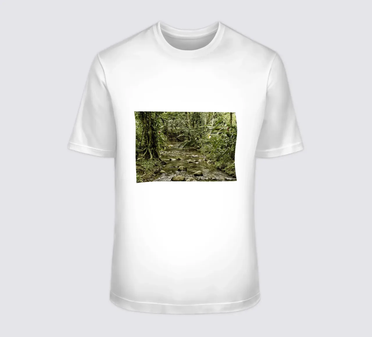 Jungle Stream – A Serene Oasis in the Wilderness camiseta de Curious Collections by Marielle Leenders