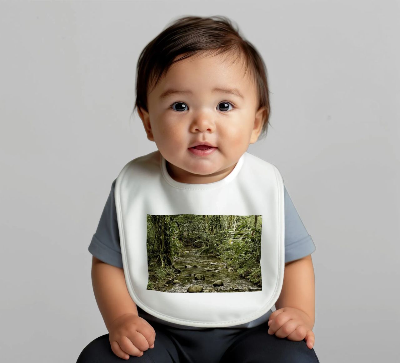 Jungle Stream – A Serene Oasis in the Wilderness bavaglino da Curious Collections by Marielle Leenders