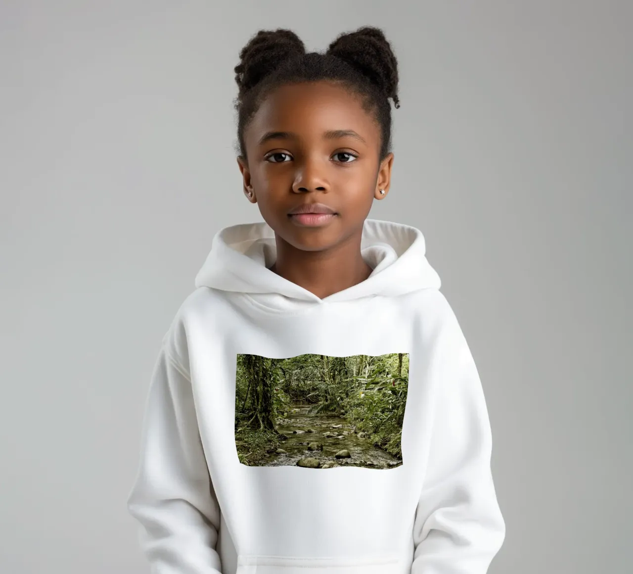 Jungle Stream – A Serene Oasis in the Wilderness felpa bambino con cappuccio da Curious Collections by Marielle Leenders