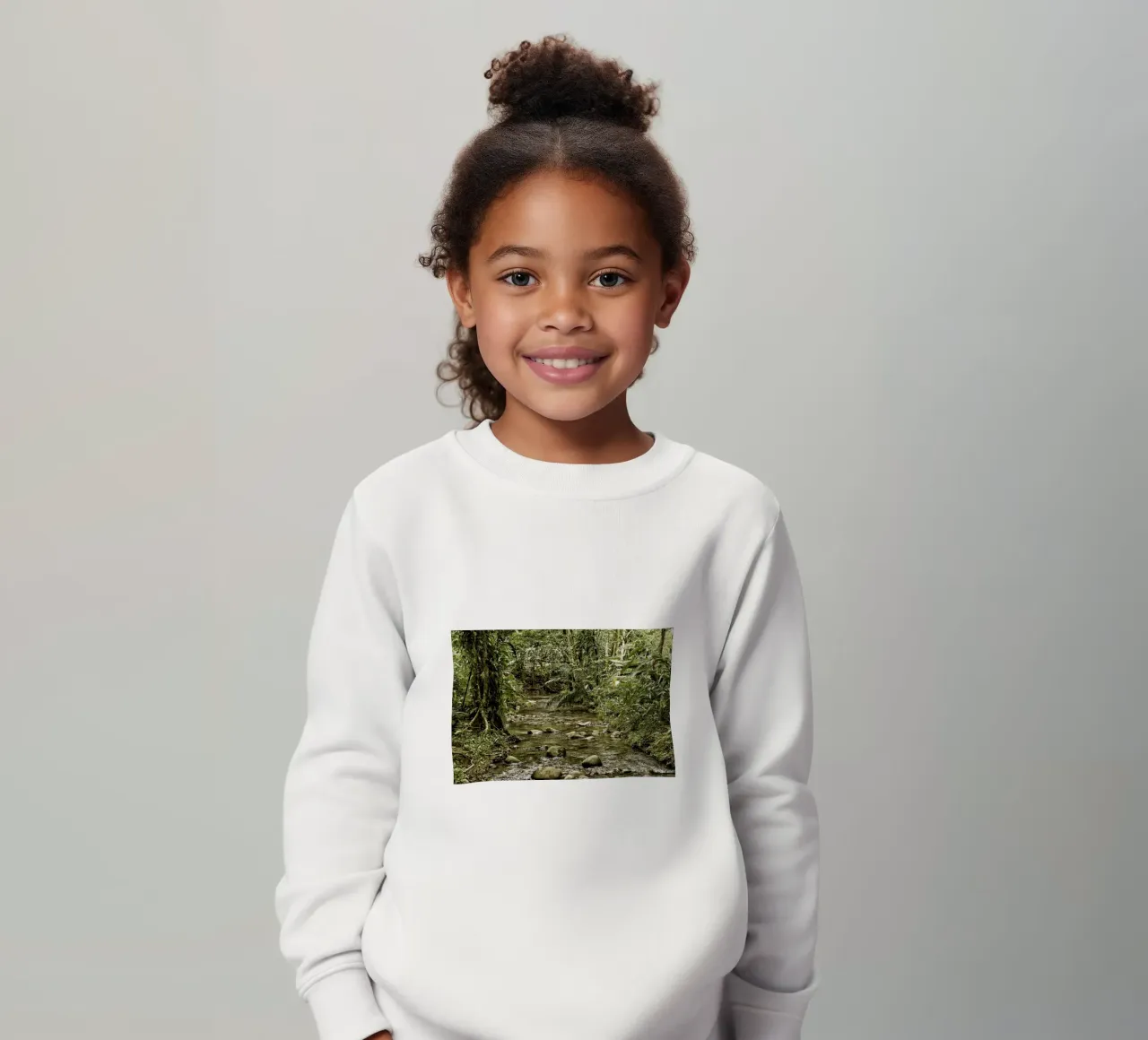 Jungle Stream – A Serene Oasis in the Wilderness felpa bambino da Curious Collections by Marielle Leenders