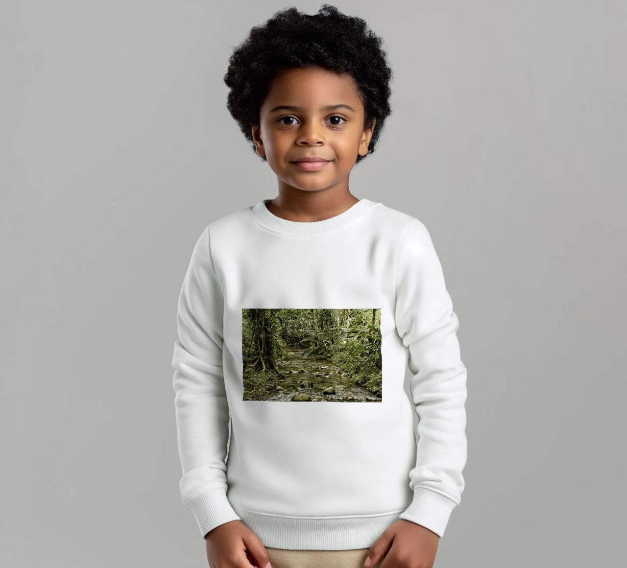 Jungle Stream – A Serene Oasis in the Wilderness felpa bambino da Curious Collections by Marielle Leenders