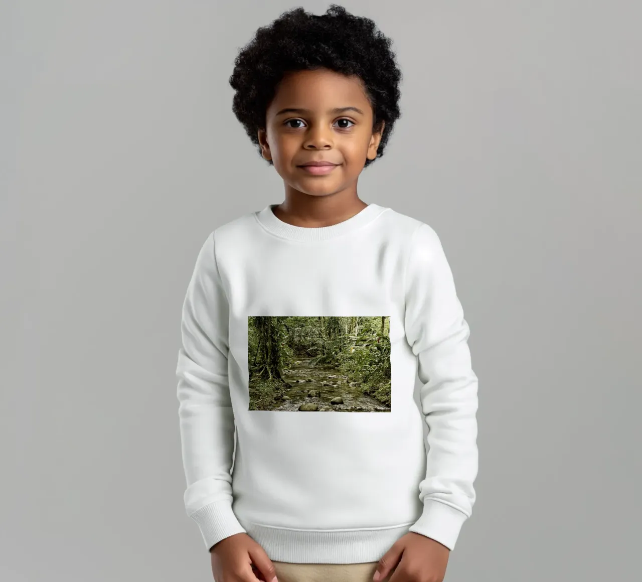 Jungle Stream – A Serene Oasis in the Wilderness felpa bambino da Curious Collections by Marielle Leenders