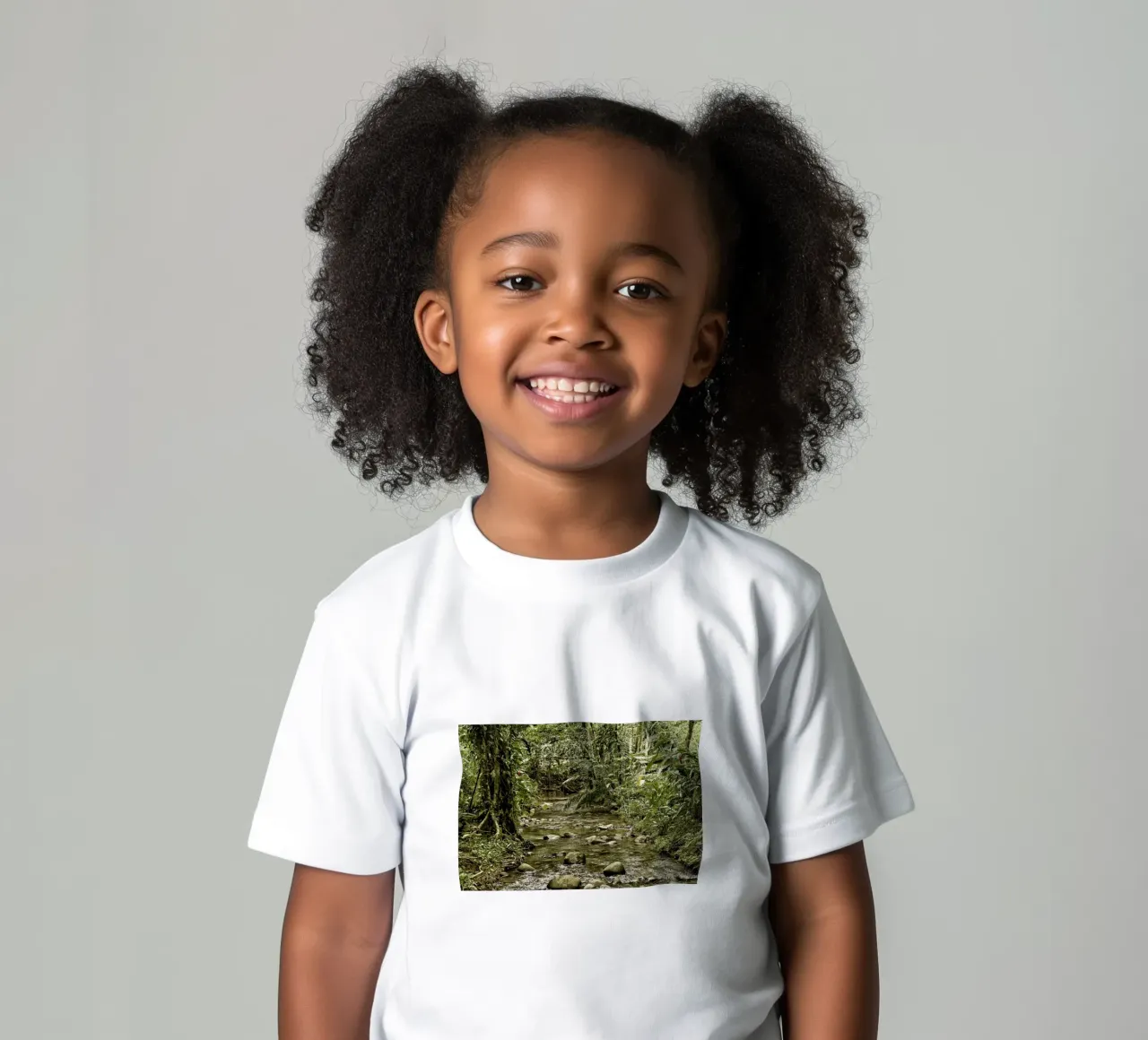 Jungle Stream – A Serene Oasis in the Wilderness t-shirt bambini da Curious Collections by Marielle Leenders