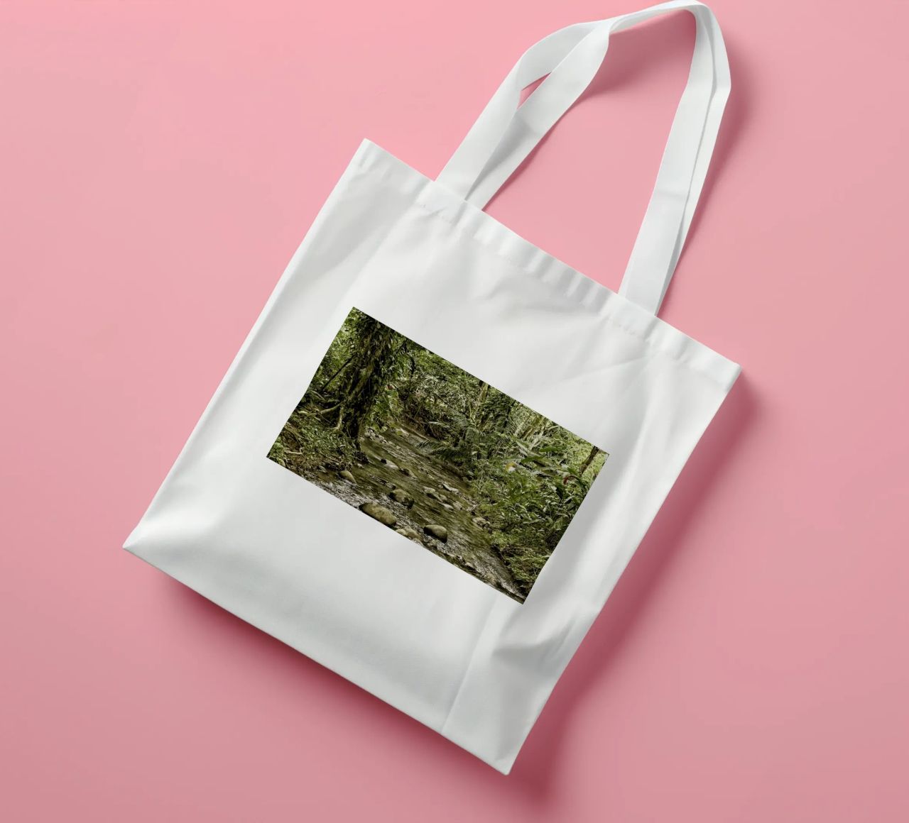 Jungle Stream – A Serene Oasis in the Wilderness borsa in juta da Curious Collections by Marielle Leenders