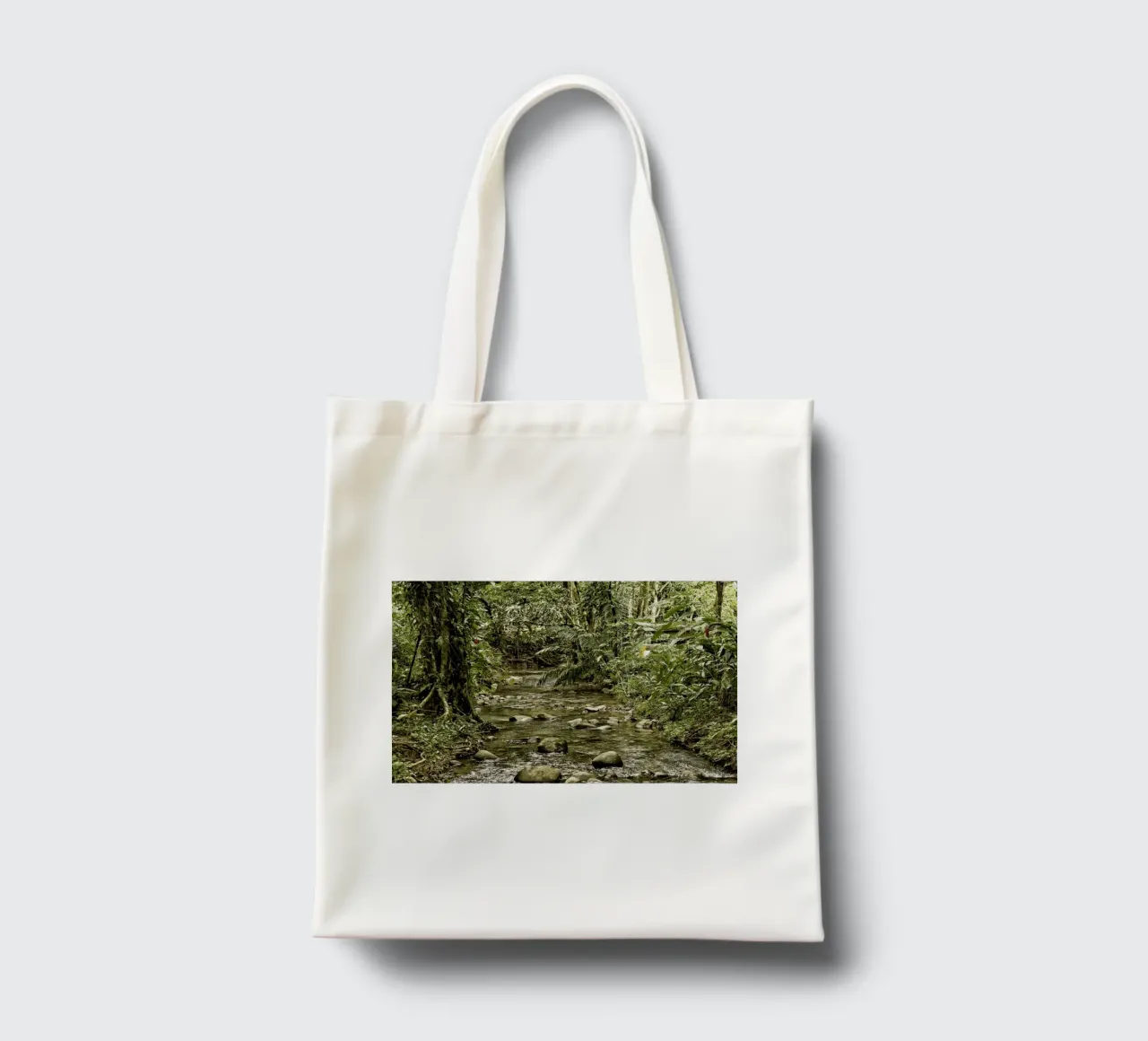 Jungle Stream – A Serene Oasis in the Wilderness borsa in juta da Curious Collections by Marielle Leenders