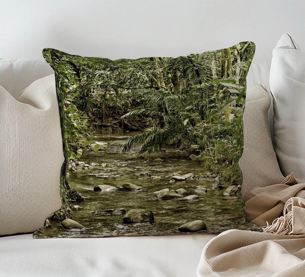 Jungle Stream – A Serene Oasis in the Wilderness cuscino da Curious Collections by Marielle Leenders