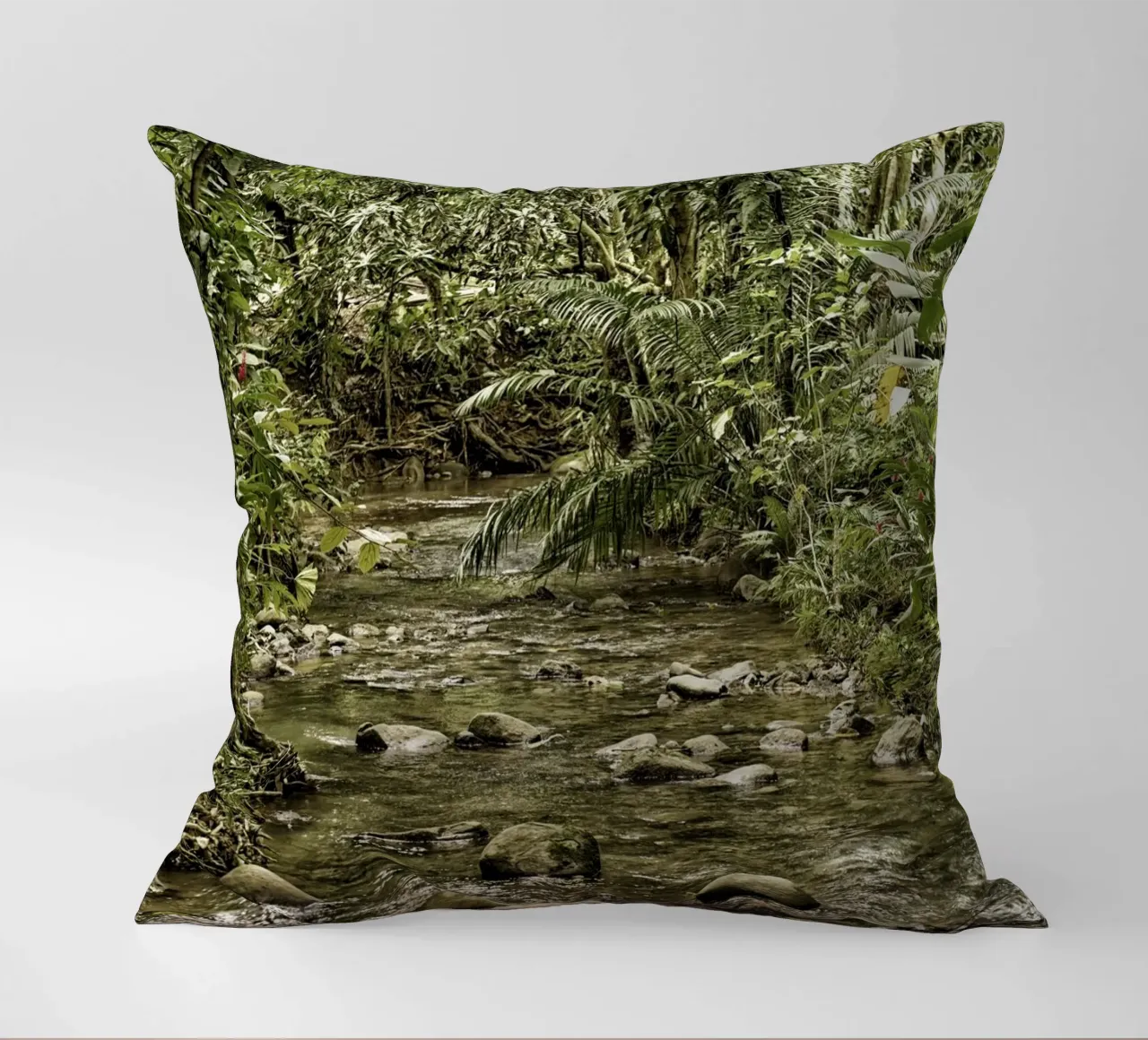 Jungle Stream – A Serene Oasis in the Wilderness cuscino da Curious Collections by Marielle Leenders