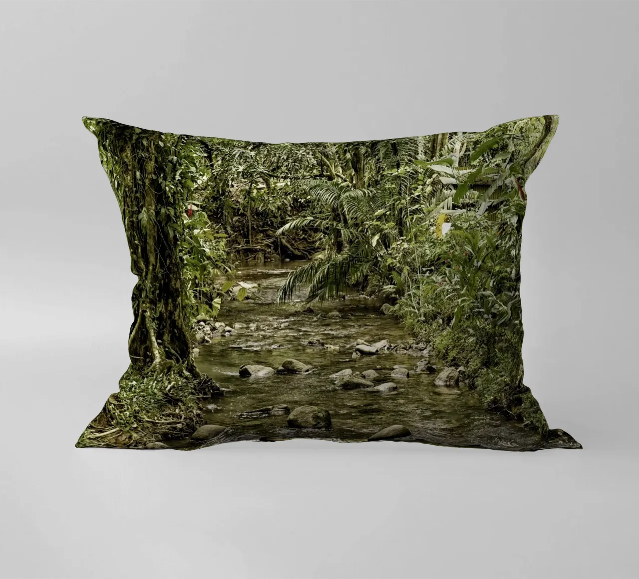 Jungle Stream – A Serene Oasis in the Wilderness cuscino da Curious Collections by Marielle Leenders
