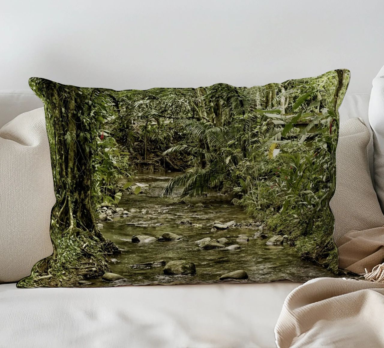 Jungle Stream – A Serene Oasis in the Wilderness cuscino da Curious Collections by Marielle Leenders