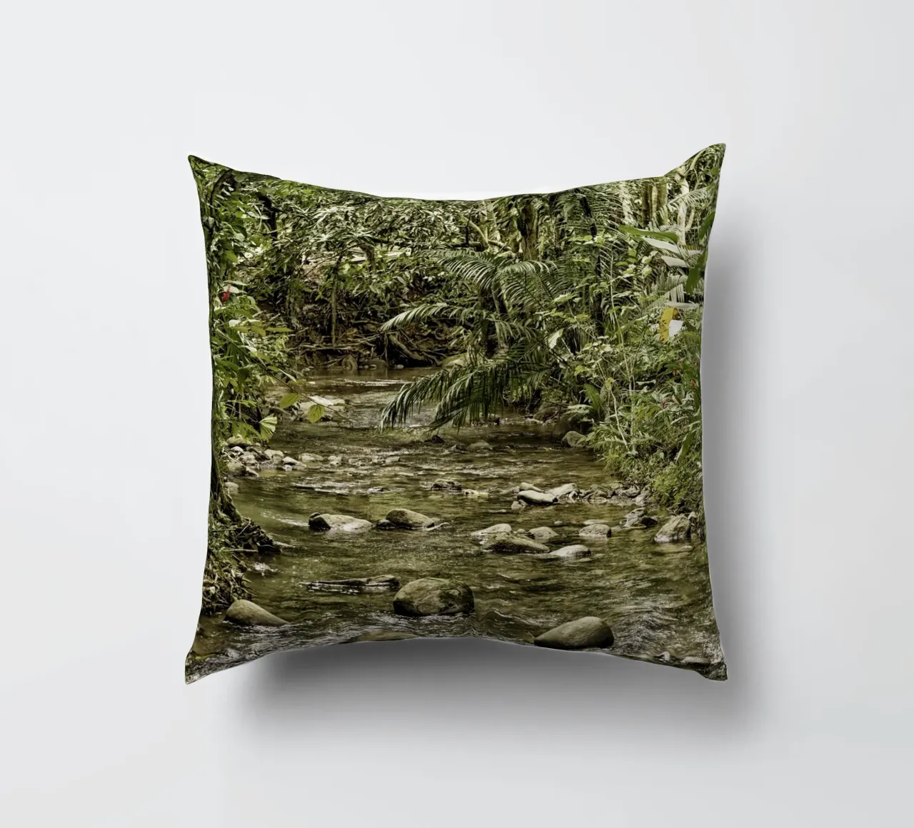 Jungle Stream – A Serene Oasis in the Wilderness cuscino da Curious Collections by Marielle Leenders
