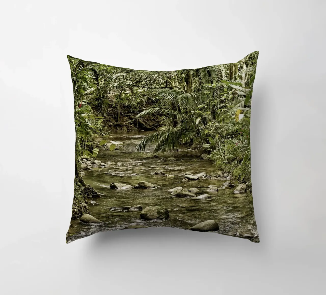 Jungle Stream – A Serene Oasis in the Wilderness cuscino da Curious Collections by Marielle Leenders