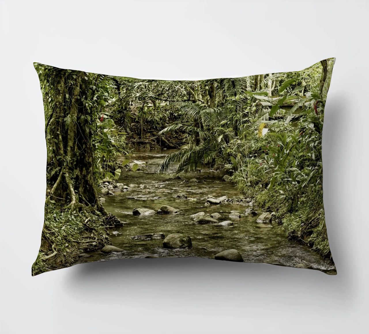 Jungle Stream – A Serene Oasis in the Wilderness cuscino da Curious Collections by Marielle Leenders