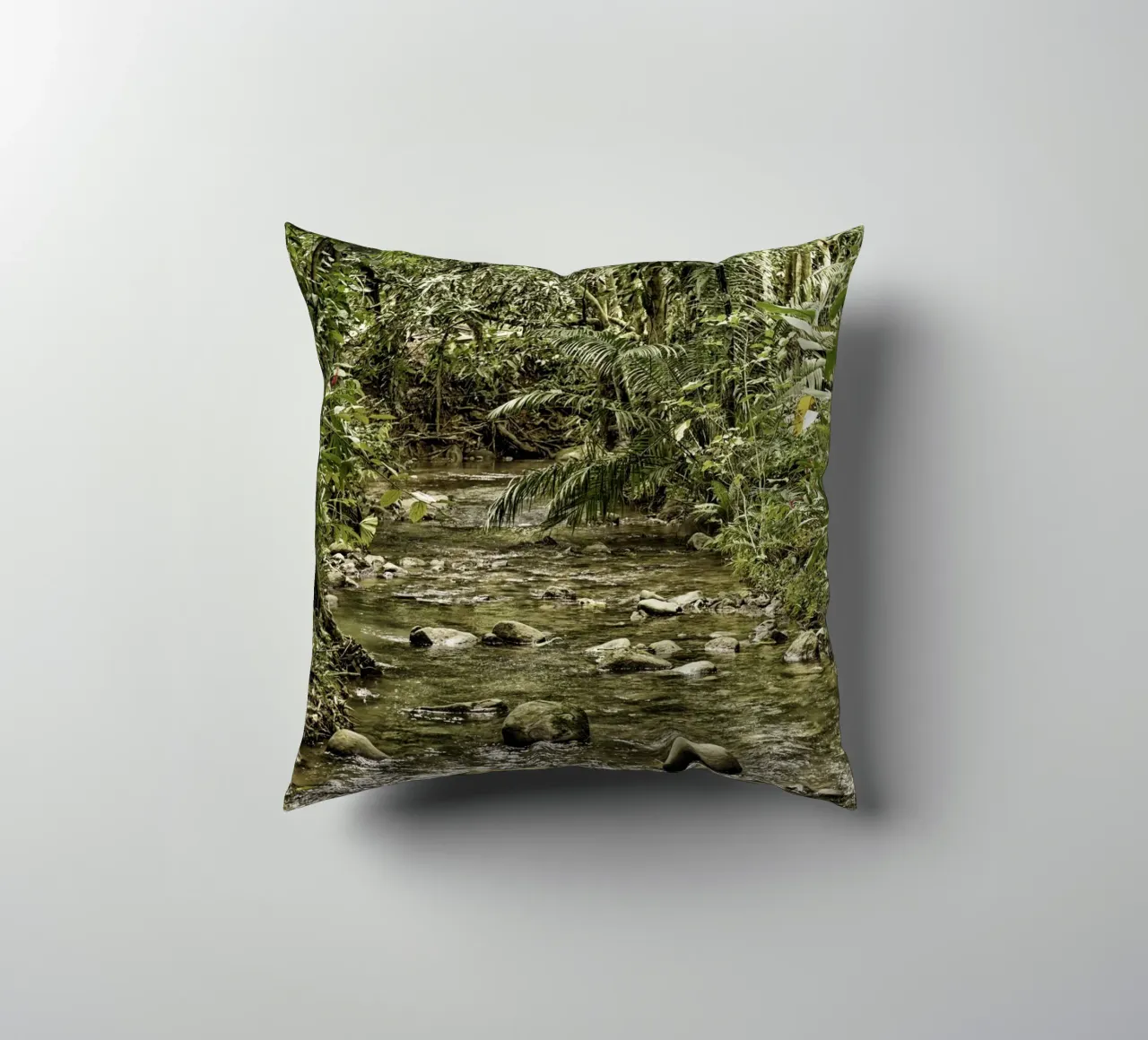 Jungle Stream – A Serene Oasis in the Wilderness cuscino da Curious Collections by Marielle Leenders