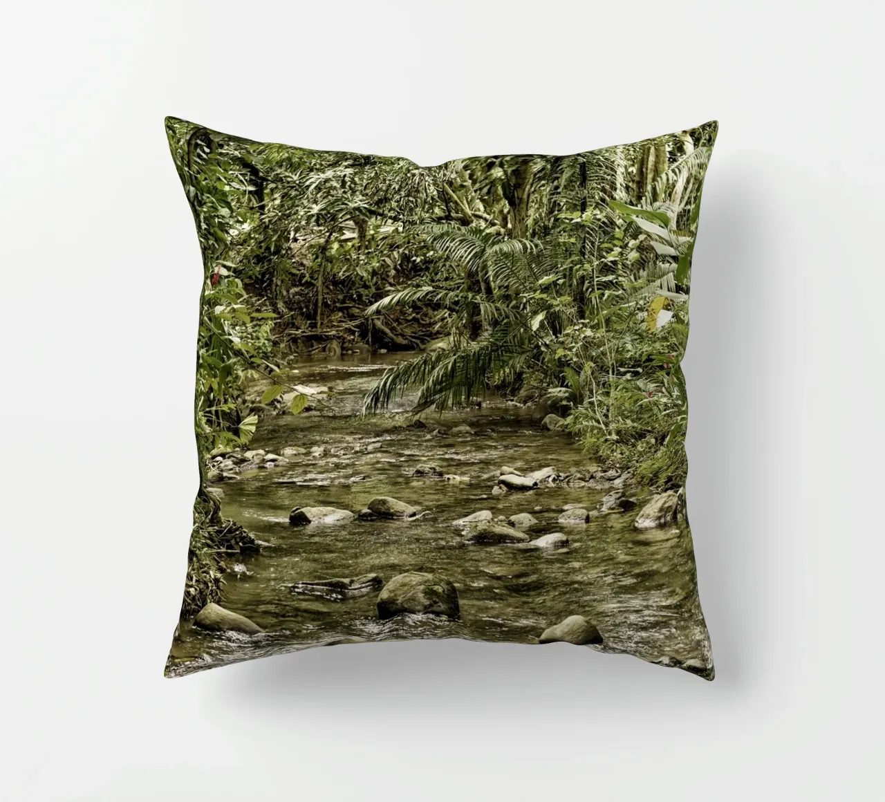 Jungle Stream – A Serene Oasis in the Wilderness cuscino da Curious Collections by Marielle Leenders