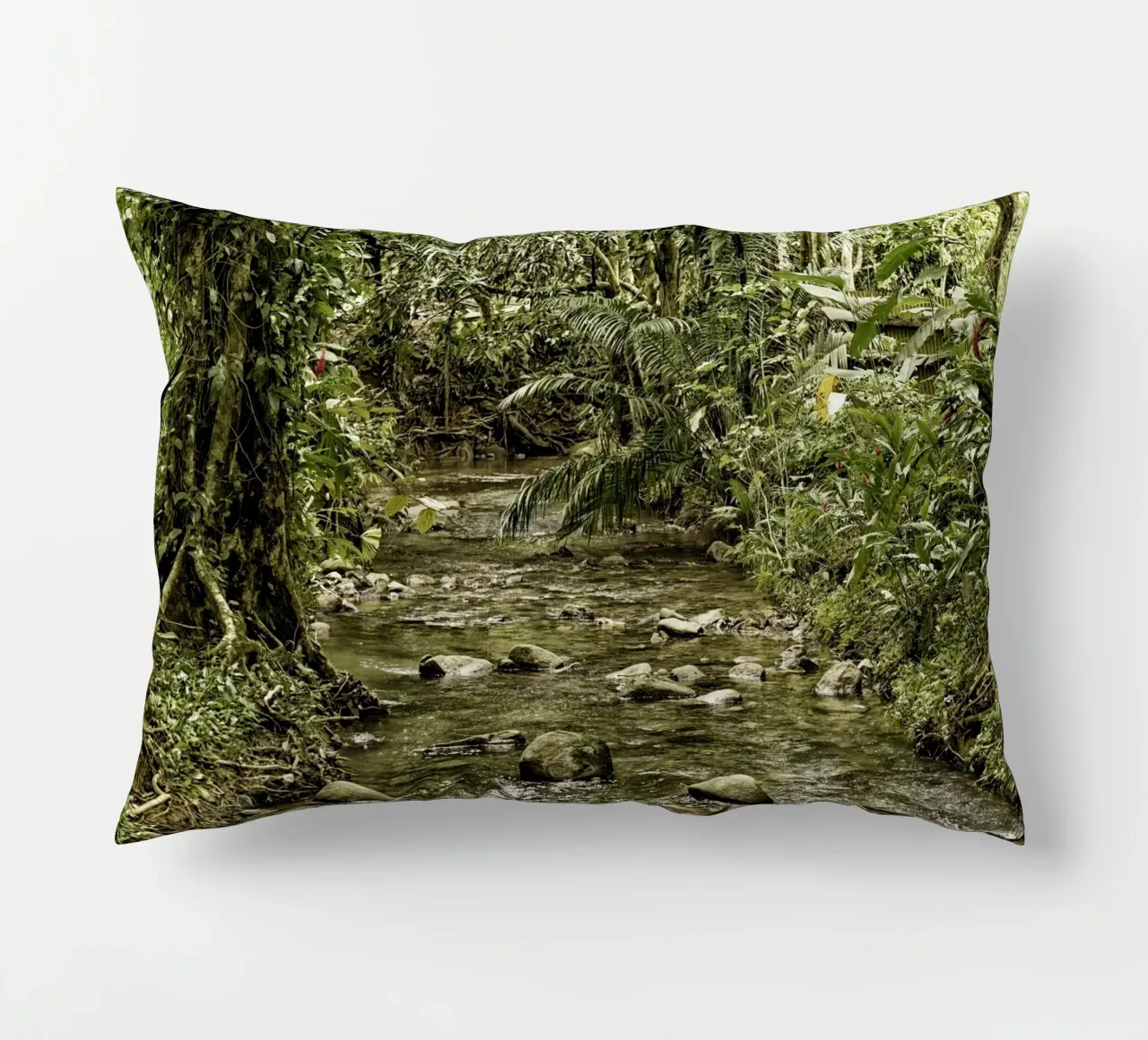 Jungle Stream – A Serene Oasis in the Wilderness cuscino da Curious Collections by Marielle Leenders