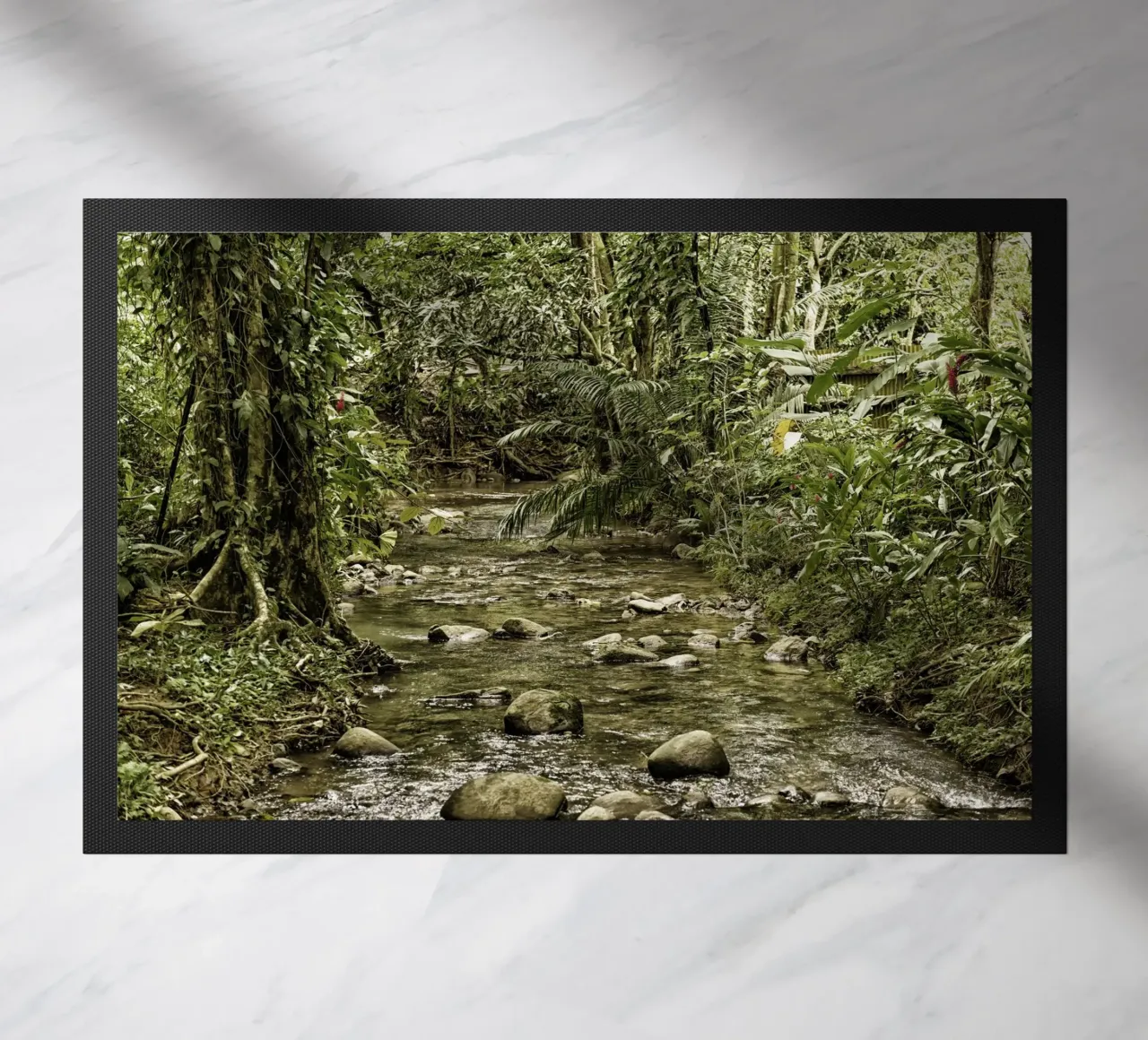 Jungle Stream – A Serene Oasis in the Wilderness felpudo de Curious Collections by Marielle Leenders