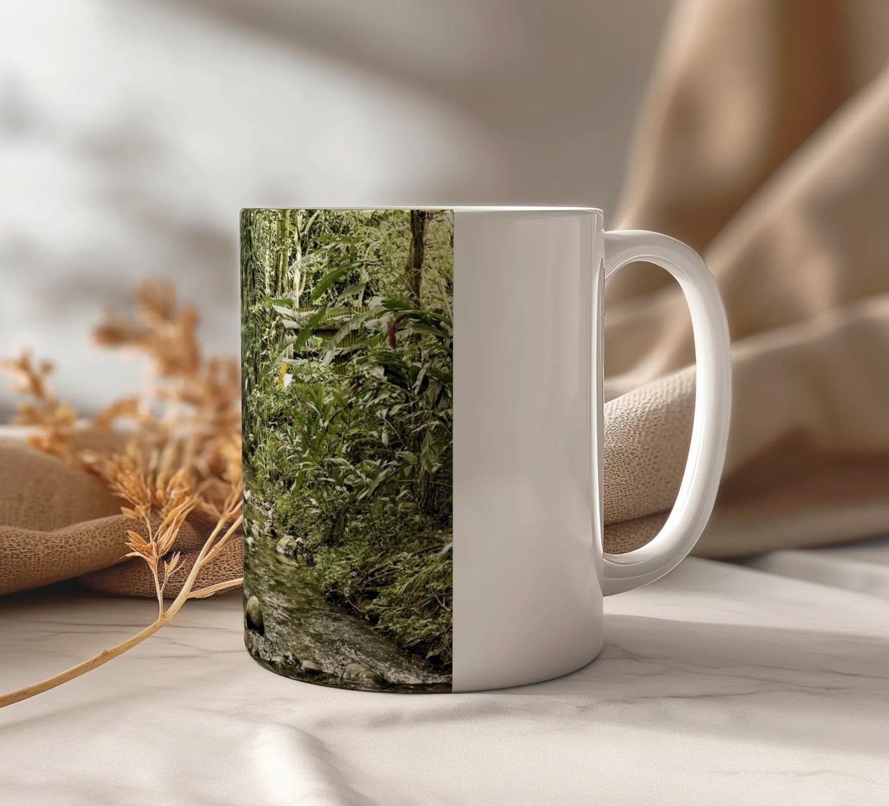 Jungle Stream – A Serene Oasis in the Wilderness tazza in ceramica da Curious Collections by Marielle Leenders