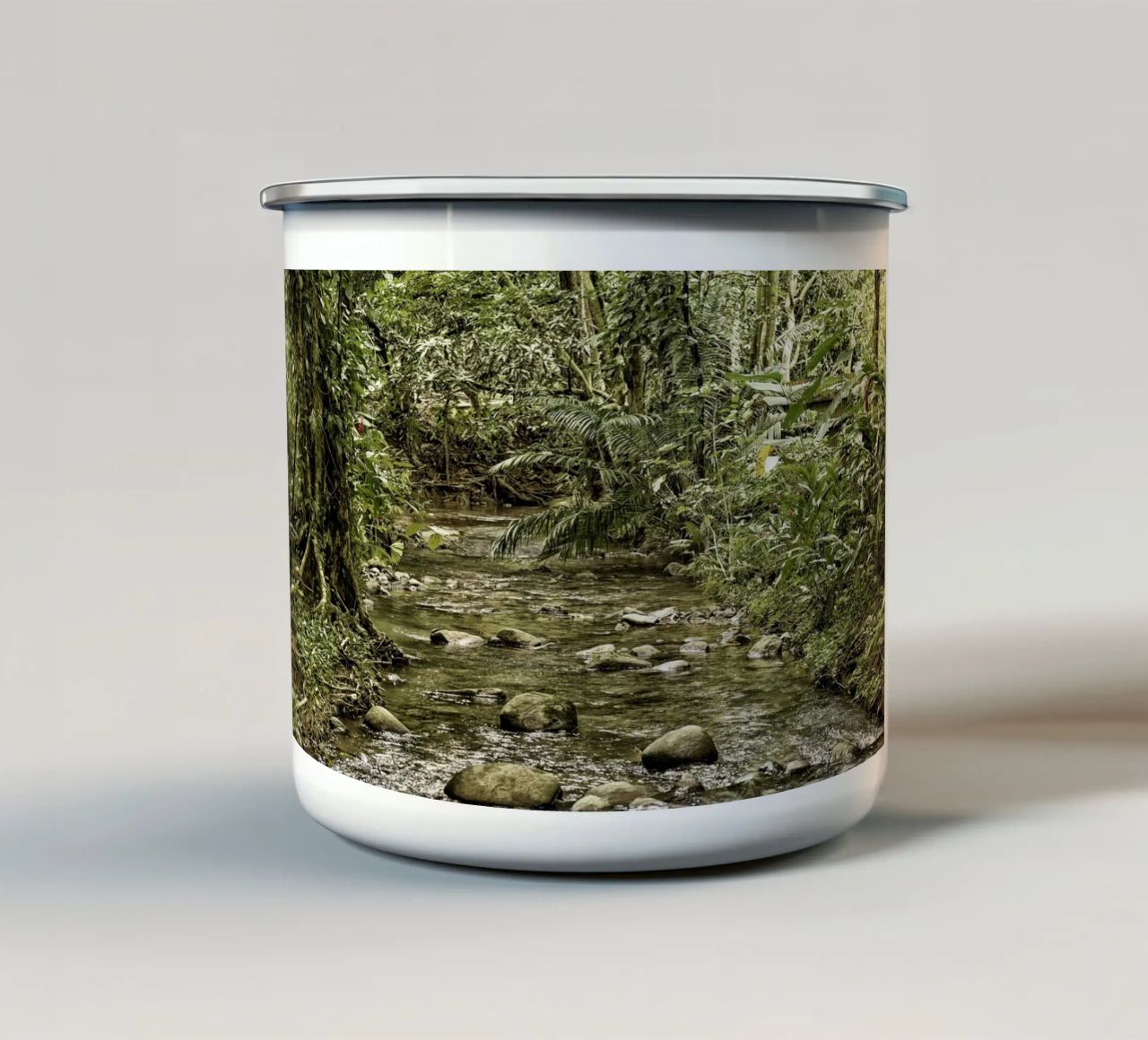 Jungle Stream – A Serene Oasis in the Wilderness tazza in smalto da Curious Collections by Marielle Leenders