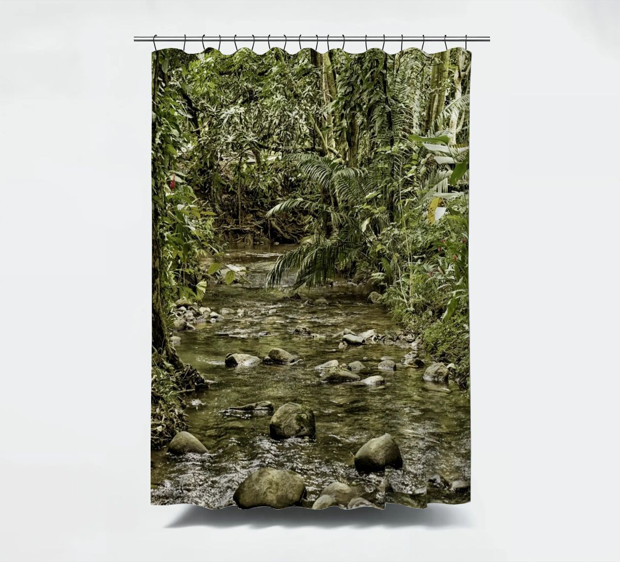 Jungle Stream – A Serene Oasis in the Wilderness tenda da doccia da Curious Collections by Marielle Leenders
