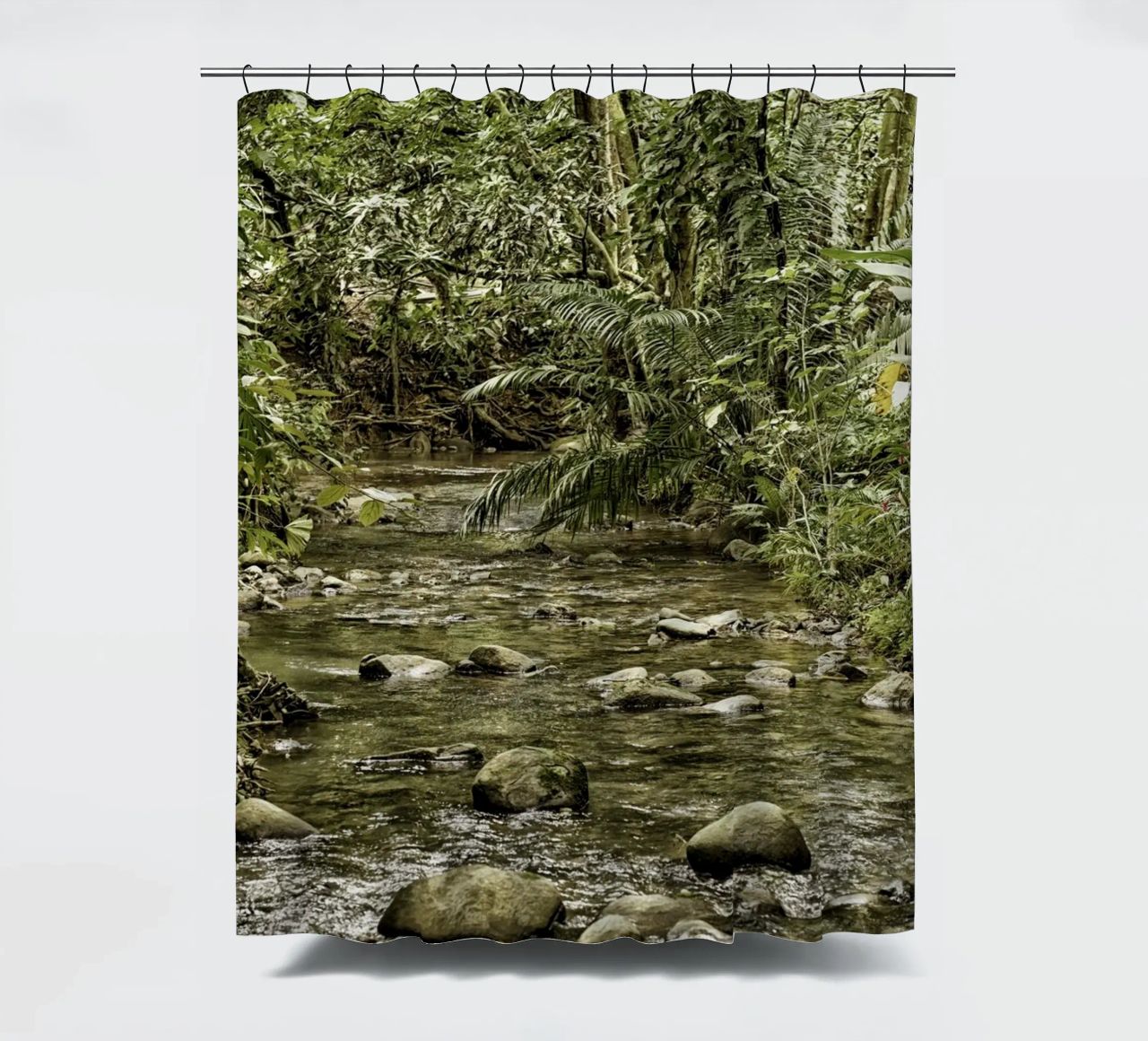 Jungle Stream – A Serene Oasis in the Wilderness tenda da doccia da Curious Collections by Marielle Leenders